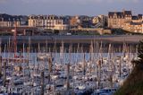 St. Malo, port jachtowy i miasto, Bretania, Francja