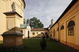 Stoczek Klasztorny, Sanktuarium, dziedziniec