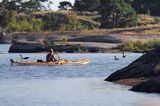 kajakarz morski przy Stora Kattelso, Kalmarsund, szwedzkie szkiery, Szwecja
