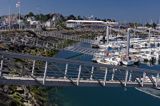 port jachtowy w St Quay Portrieux, wybrzeże Cotes d'Armor, Bretania, Francja, ruchome mostki łączące ląd z pomostami pływającymi