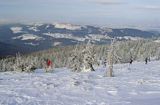 Narciarze w Karkonoszach, widok ze Szrenicy, Karkonosze