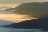 Inwersja, mgły w dolinach, widok z Połoniny Wetlińskiej, Bieszczady