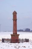 Sycyna, kamienny obelisk z 1621 ufundowany przez Mikołaja Kochanowskiego
