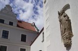 Szczecin, zamek Książąt Pomorskich, kopia figury misjonarza Pomorza św. Ottona z Bambergu we wnęce na scianie Wieży Dzwonów