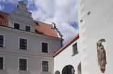 Szczecin, zamek Książąt Pomorskich, kopia figury misjonarza Pomorza św. Ottona z Bambergu we wnęce na scianie Wieży Dzwonów