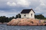 dom na skale, szkiery Turku, Finlandia a hut on the rock, Turku Archipelago, Finland