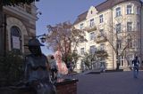 Tarnów, na deptaku - na ulicy Wałowej pomnik 'Ławka poetów' - figura Agnieszki Osieckiej