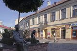 Tarnów, na deptaku - na ulicy Wałowej pomnik 'Ławka poetów' - figury Agnieszki Osieckiej, Zbigniewa Herberta i Jana Brzechwy