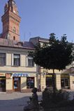 Tarnów, na deptaku - na ulicy Wałowej pomnik 'Ławka poetów' - figury Agnieszki Osieckiej, Zbigniewa Herberta i Jana Brzechwy i Wieża Bazyliki Katedralnej
