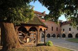 Opactwo, klasztor Benedyktynów w Tyńcu nad rzeką Wisłą, studnia na dziedzińcu