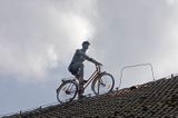Peenemünde na wyspie Uznam, rowerzysta na dachu - instalacja, wyspa Uznam, Niemcy