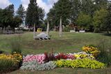 rzeźby i kwiaty w parku miejskim w Ventspils, Windawa, Łotwa Ventspils, Latvia