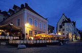 Visby na Gotlandii, stare miasto nocą, Wisby Hotel, Szwecja