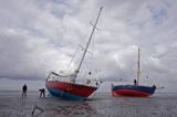 jachty na osuchu w czasie odpływu i mud walking, wycieczki piesze po osuchach na morzu, Warffumerlaag koło Noordpolderzijl, Fryzja, Waddenzee, Holandia