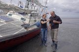 jacht na osuchu w czasie odpływu i mud walking, wycieczki piesze po osuchach na morzu, toast na Warffumerlaag koło Noordpolderzijl, Fryzja, Waddenzee, Holandia