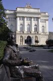 Warszawa, figura studenta na ławce na terenie Uniwersytetu Warszawskiego, Galeria-Muzeum Uniwersytetu Warszawskiego, Warszawa, Pałac Kazimierzowski - ul. Krakowskie Przedmieście 26/28