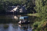 Teatr na Wyspie w Łazienkach, Warszawa, gondola na stawie,