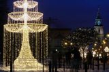 świąteczna iluminacja Warszawy, Trakt Królewski, Krakowskie Przedmieście, fontanna i kościół św. Krzyża