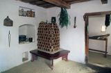 Wdzydze Kiszewskie skansen, wnętrze chałupy gburskiej z XVIII wieku, unikatowy piec wykonany z kafli donicowych