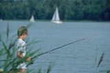 Mały chłopiec łowiący ryby, wędkarz