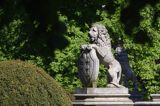 Wilanów, park pałacowy, figura lwa z herbem
