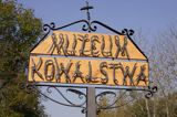 szyld Muzeum Kowalstwa - w Wieży Ariańskiej z pocz.XVI wieku, Wojciechów / koło Nałęczowa/