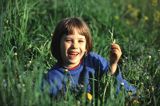 dziewczynka na łące w trawie