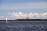 jacht i latarnia morska, wyspa Yttergrund, Finlandia, Zatoka Botnicka