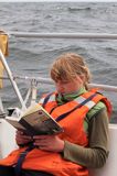 żeglarka podczas lektury książki Patrica Van Goda Trismus w Antarktyce, na Bałtyku, na Safranie