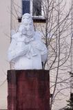 Zwoleń, pomnik Jana Kochanowskiego z Urszulką przed Gimnazjum przy ulicy Kościelnej, Miasto Jana Kochanowskiego